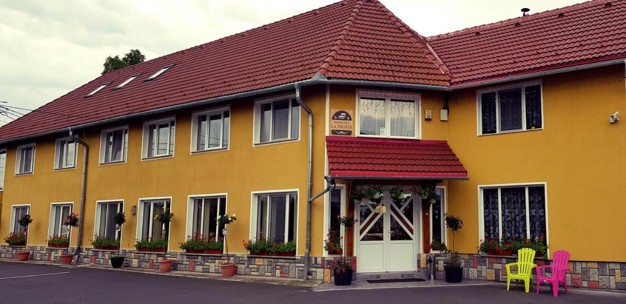 Hotel Cazare La Troita Codlea Exteriér fotografie